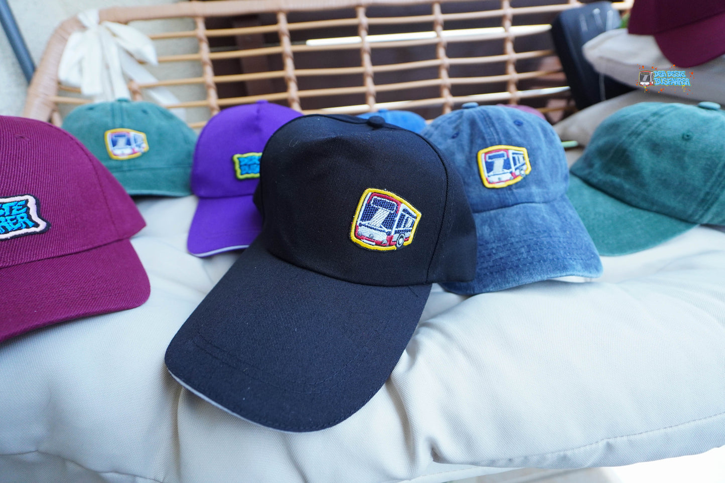 Basketballkappen mit weißer Umrandung.