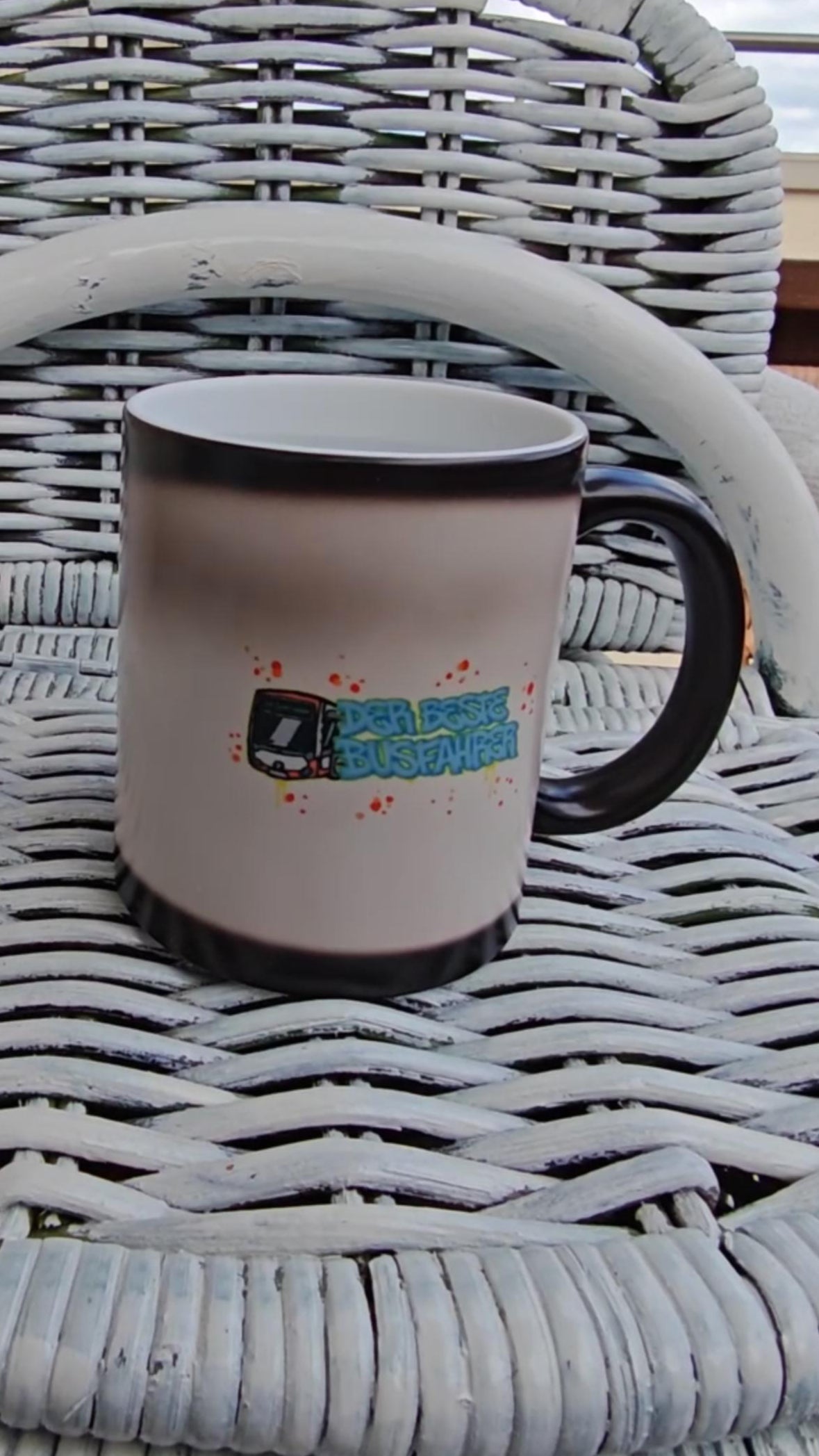 🧙‍♀️ Zaubertasse mit zwei Motiven – Magie, die erst beim Aufwärmen erscheint